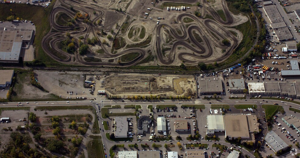 5035-5075 11 St SE, Calgary, AB à vendre - Aérien - Image 2 de 5