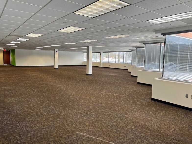 220 Salina Meadows Pky, Syracuse, NY for lease - Interior Photo - Image 2 of 12