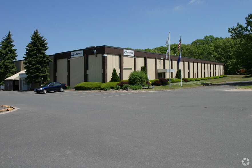 777 Brook St, Rocky Hill, CT à louer - Photo du bâtiment - Image 2 de 7