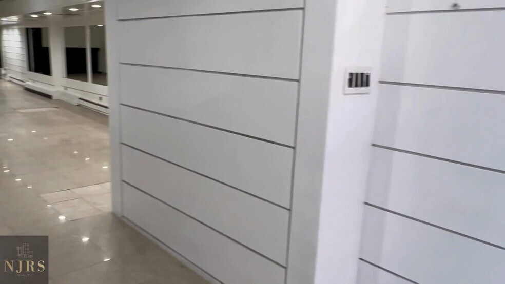 448 E 79th St, New York, NY à louer - Vidéo sur l’inscription commerciale - Image 2 de 14