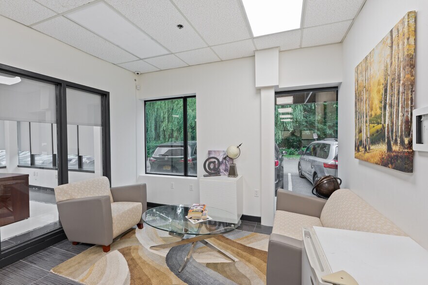 1 Alpine Ct, Chestnut Ridge, NY à louer - Photo du bâtiment - Image 3 de 16