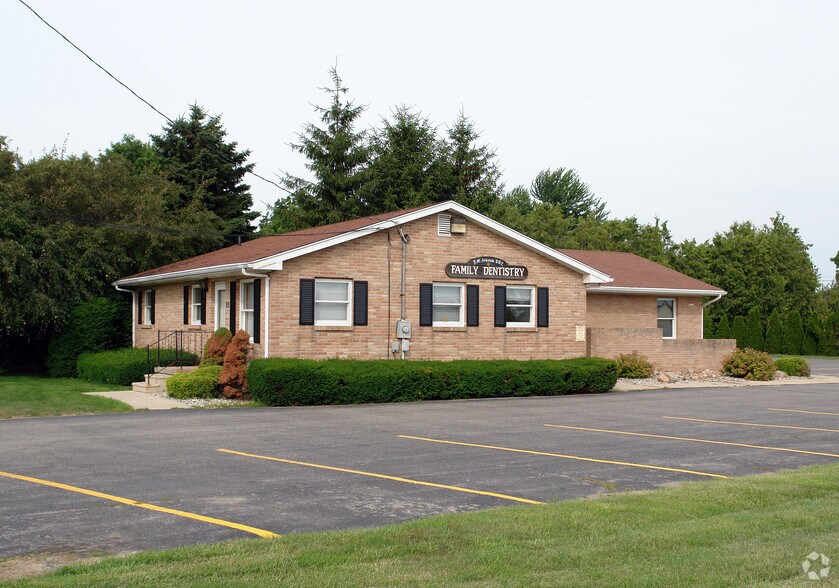 923 N Oakland St, Saint Johns, MI à louer - Photo du bâtiment - Image 2 de 9