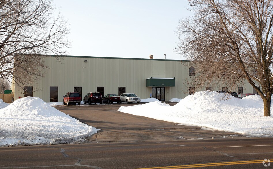 901 E Cliff Rd E, Burnsville, MN for sale - Building Photo - Image 1 of 37