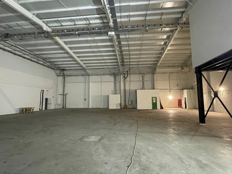 8­-9 Lismirrane Industrial Park, Elstree Road, Elstree for lease - Building Photo - Image 3 of 6