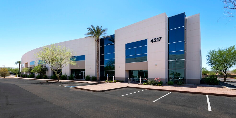 4217 E Cotton Center Blvd, Phoenix, AZ à louer - Photo du bâtiment - Image 1 de 1
