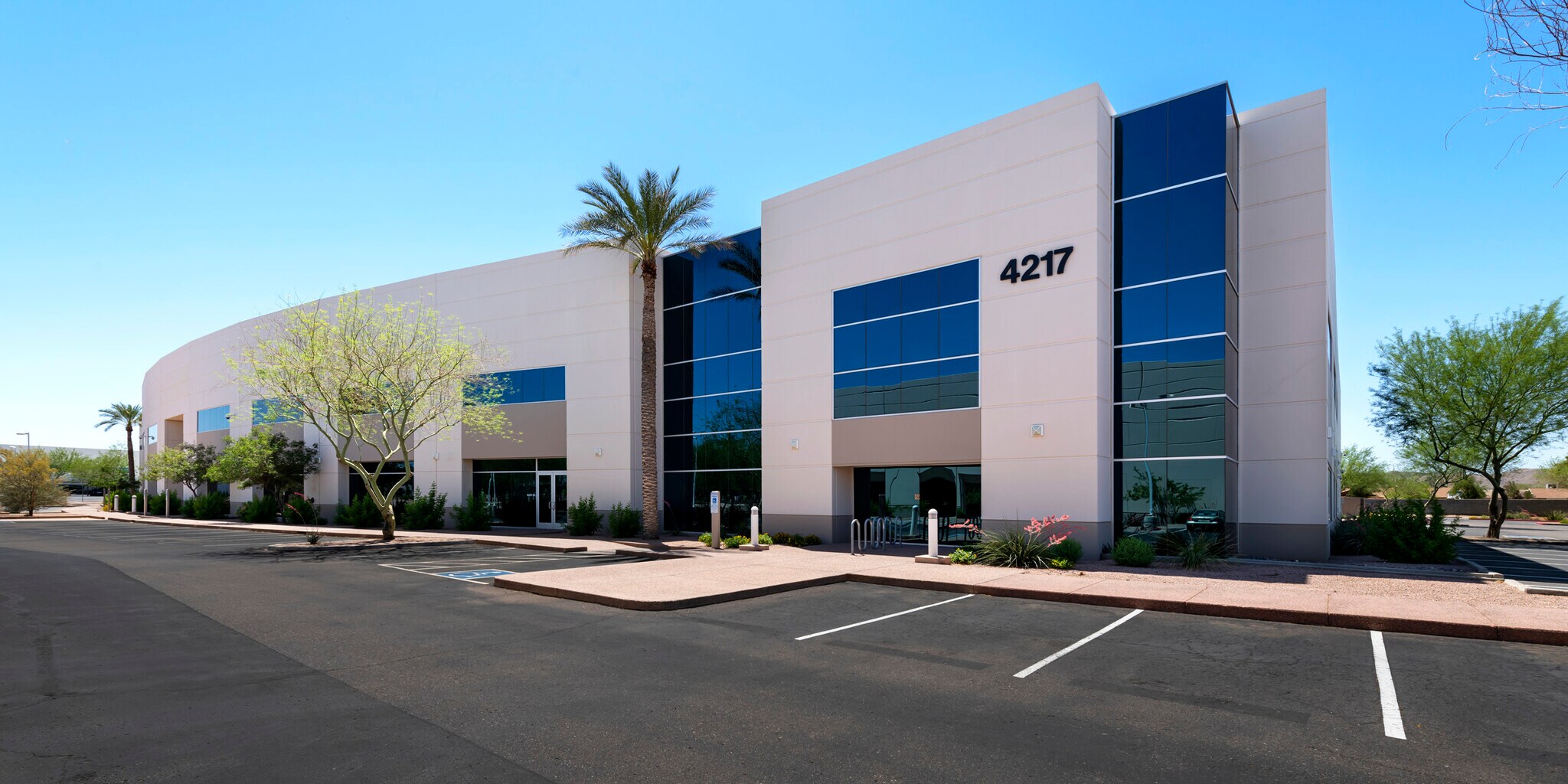 4217 E Cotton Center Blvd, Phoenix, AZ à louer Photo principale- Image 1 de 2
