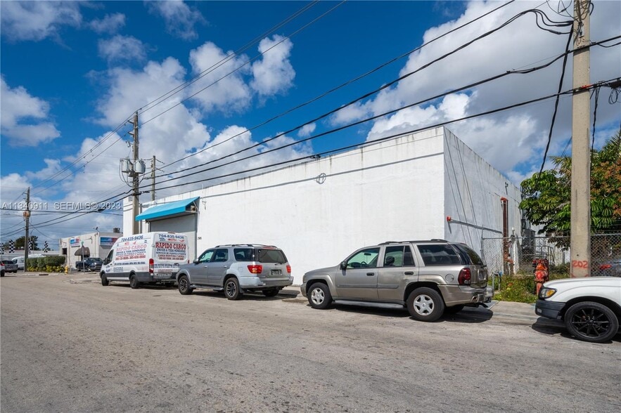2585 NW 21st Ter, Miami, FL for lease - Building Photo - Image 2 of 50