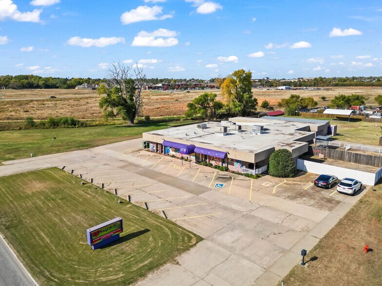 11223 NW 10th St, Oklahoma City, OK à vendre - Photo du bâtiment - Image 2 de 33
