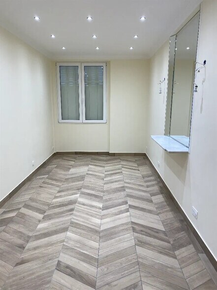 Retail in Paris for sale - Interior Photo - Image 1 of 4