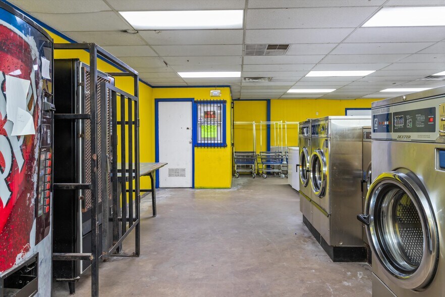 904 N Temple Dr, Diboll, TX for sale - Interior Photo - Image 2 of 29