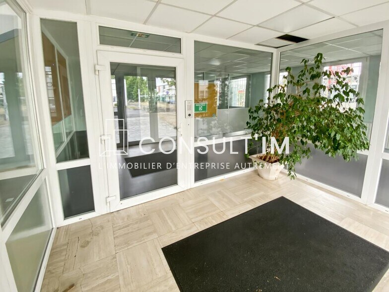 Office in Aulnay-sous-Bois for lease - Lobby - Image 2 of 7