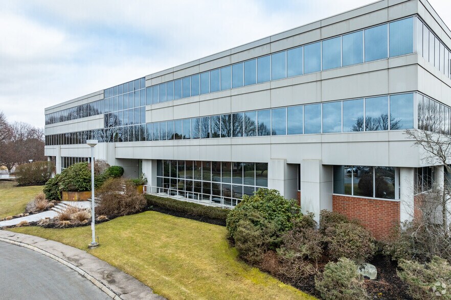 3 Edgewater Dr, Norwood, MA à louer - Photo du bâtiment - Image 1 de 4