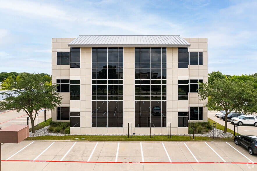 5601 Democracy Dr, Plano, TX à louer - Photo du bâtiment - Image 3 de 11