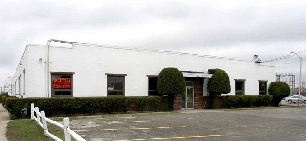100 New South Rd, Hicksville, NY for lease - Building Photo - Image 3 of 5