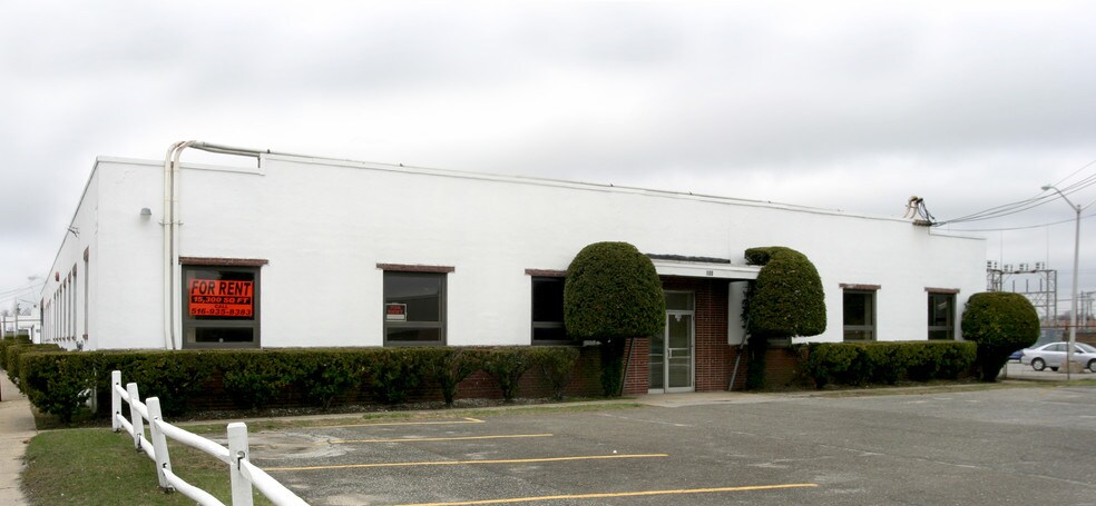 100 New South Rd, Hicksville, NY à louer - Photo du bâtiment - Image 3 de 5