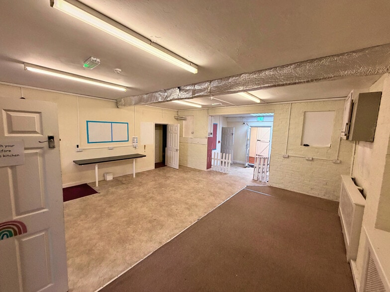 21 Carlton Rd, Torquay for sale - Interior Photo - Image 2 of 6