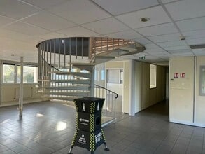 Industrial in Saint-Thibault-des-Vignes for lease Interior Photo- Image 2 of 5