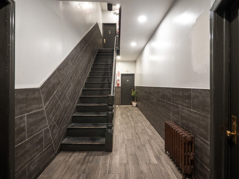 103 Grattan St, Brooklyn, NY à vendre - Hall d’entrée - Image 2 de 11