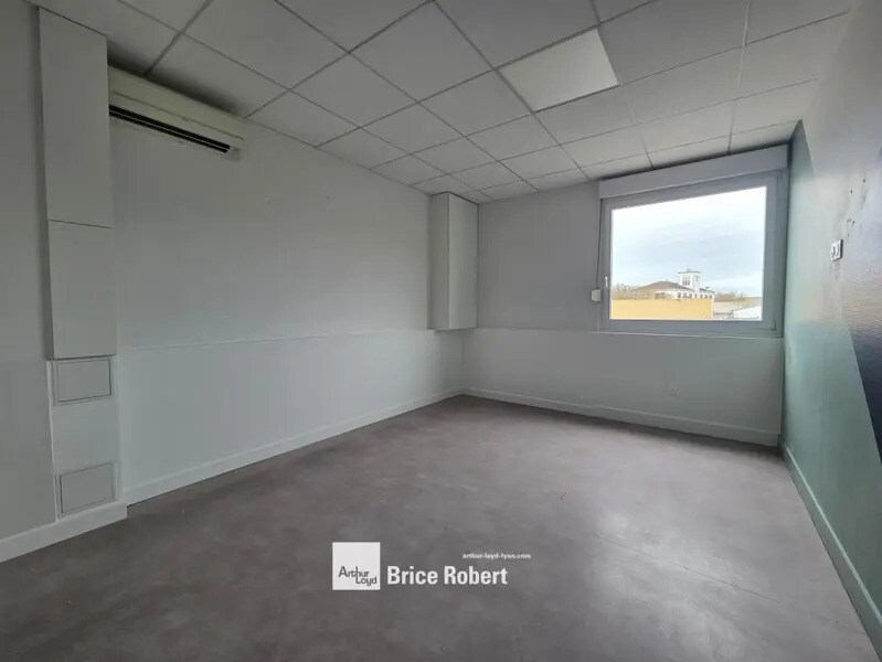 28 Rue De La République, Décines-Charpieu for lease Interior Photo- Image 1 of 8