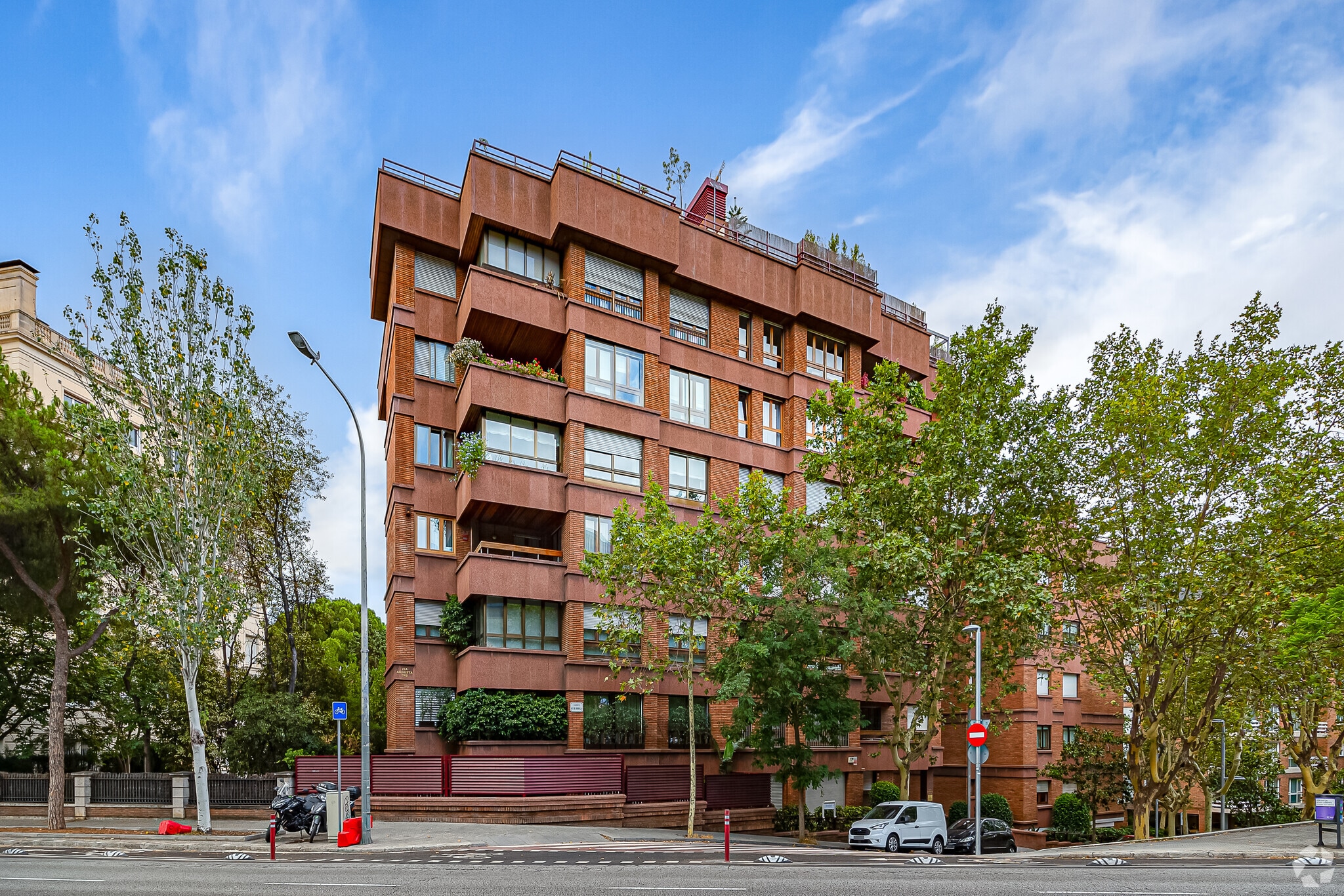 Multifamily in Barcelona, Barcelona for sale Primary Photo- Image 1 of 17