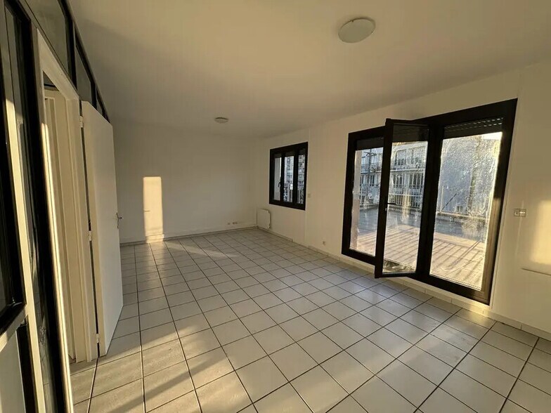 Office in Conflans-Sainte-Honorine for lease - Interior Photo - Image 2 of 8