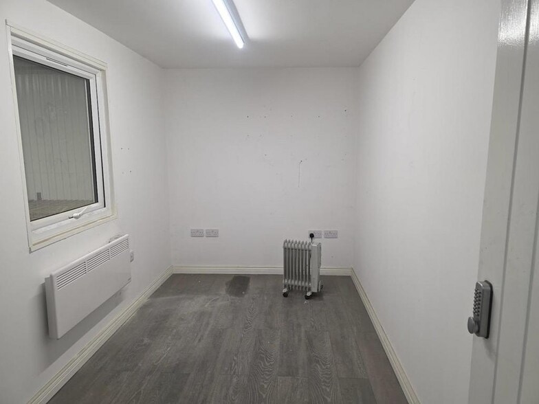 Phoenix Clos, Heywood for lease - Building Photo - Image 3 of 4