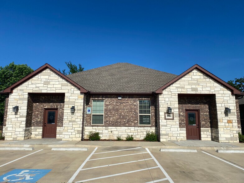 2366-2372 S Uecker Ln, Lewisville, TX à louer - Photo du bâtiment - Image 2 de 9