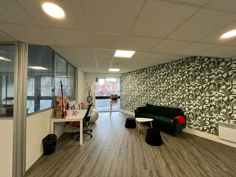 Office in Montigny-le-Bretonneux for lease - Interior Photo - Image 3 of 7