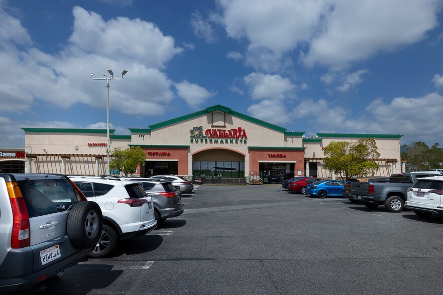 14701-14729 Rinaldi St, San Fernando, CA for lease - Building Photo - Image 3 of 15
