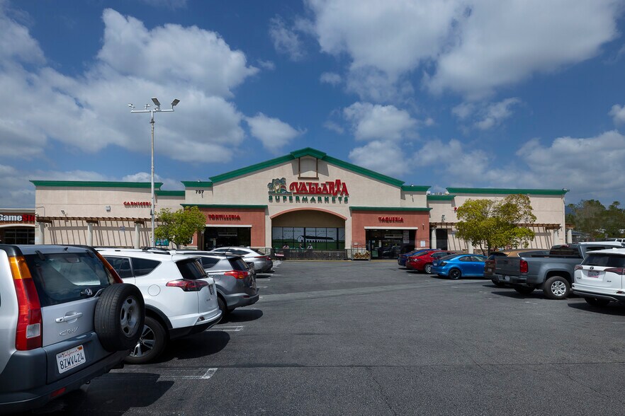 14701-14729 Rinaldi St, San Fernando, CA à louer - Photo du bâtiment - Image 2 de 24