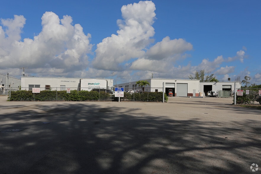 210 Brant Rd, Lake Park, FL à louer - Photo du bâtiment - Image 3 de 3