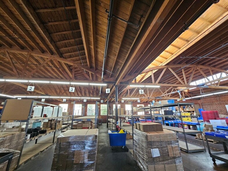 2417 E 24th St, Los Angeles, CA for lease - Building Photo - Image 3 of 17
