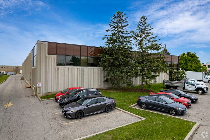8 Edvac Dr, Brampton, ON à louer - Photo du bâtiment - Image 2 de 3