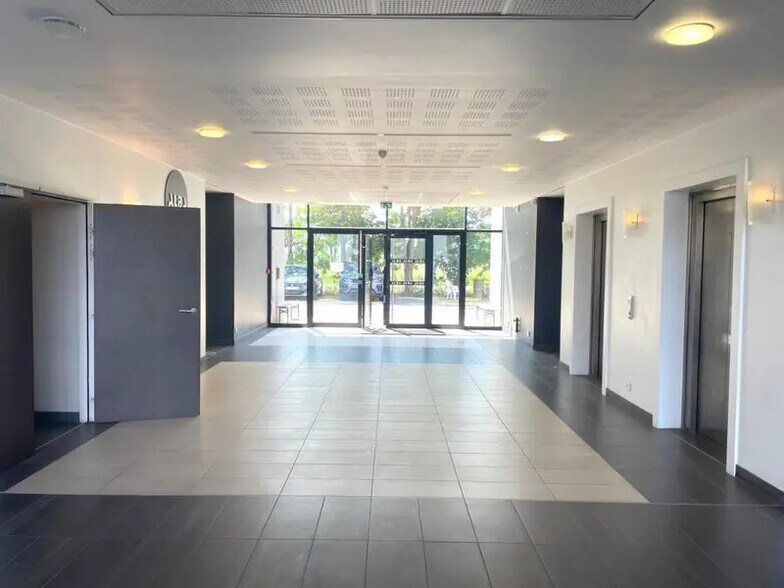 Office in SAINT-OUEN-L'AUMONE for lease - Lobby - Image 2 of 5