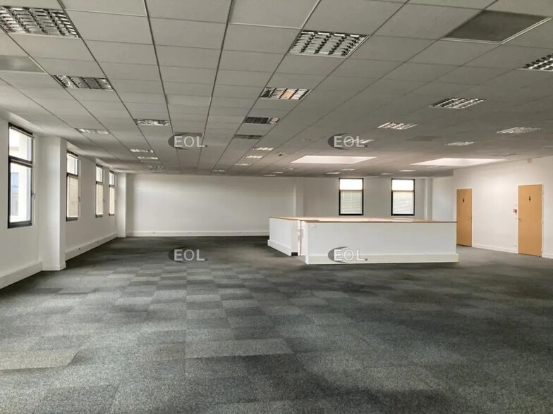 Flex in Créteil for lease - Interior Photo - Image 3 of 5