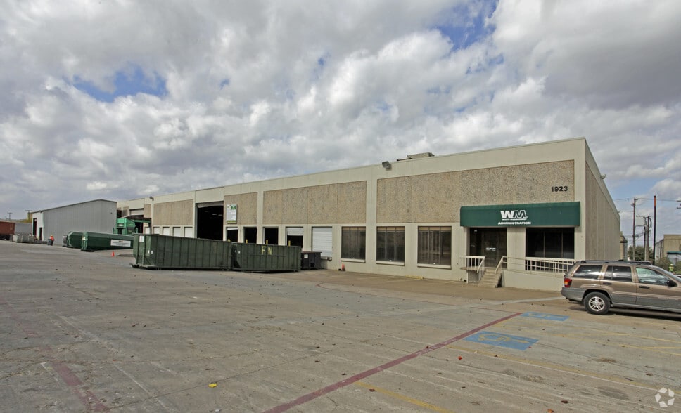 1915-2015 Meridian St, Arlington, TX for lease - Building Photo - Image 3 of 5