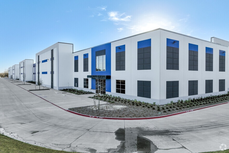 1800 South I-35E Hwy, Lancaster, TX for lease - Building Photo - Image 2 of 8