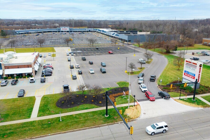 Burlington Square portefeuille de 3 propriétés à vendre sur LoopNet.ca - Photo du bâtiment - Image 3 de 21