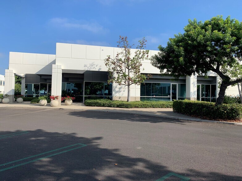 1 Technology Dr, Irvine, CA à louer - Photo du bâtiment - Image 3 de 6
