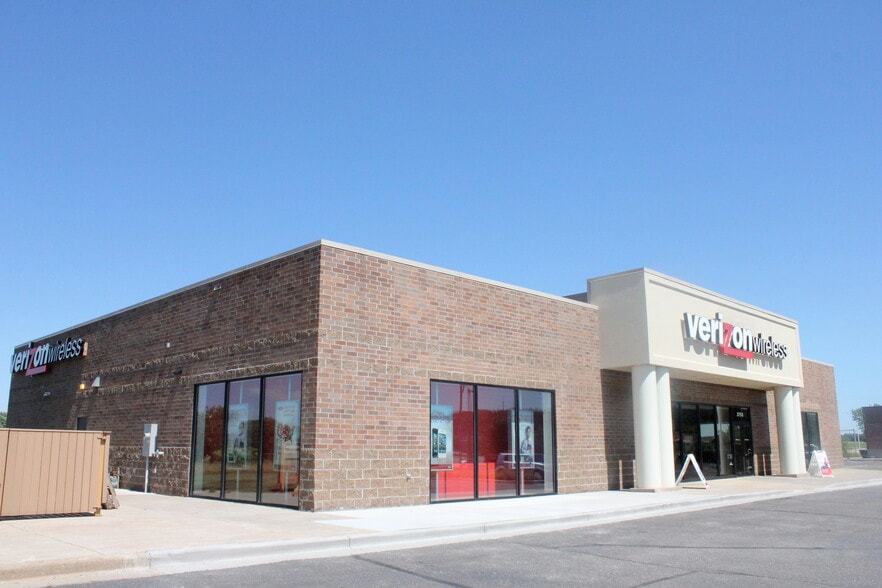 3755 Oakwood Mall Dr, Eau Claire, WI à louer - Photo du bâtiment - Image 2 de 4