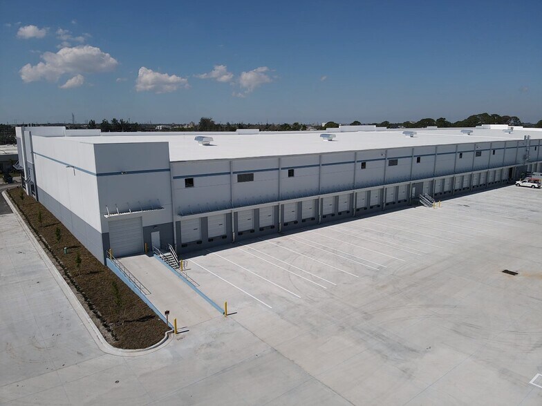 13141 34th St N, Clearwater, FL à louer - Photo du bâtiment - Image 3 de 3