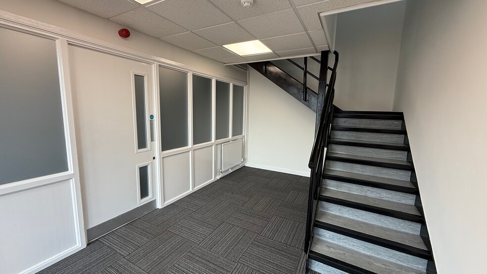 Wilbury Way, Hitchin for lease - Building Photo - Image 3 of 6
