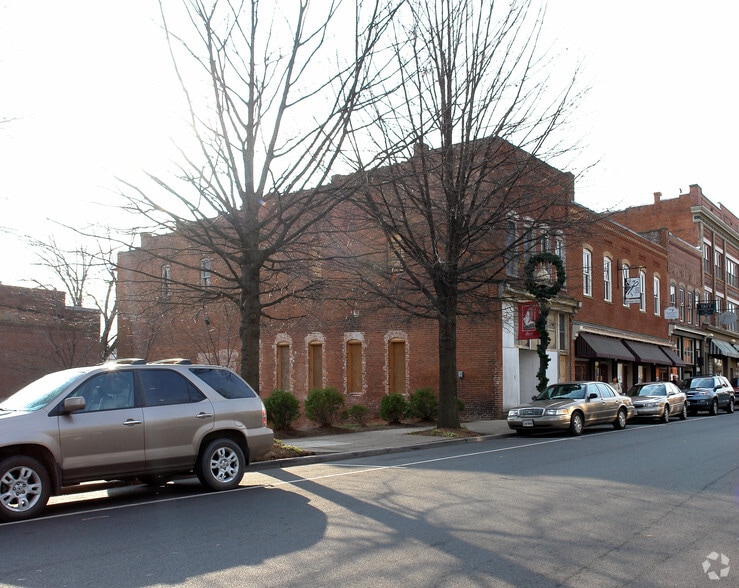 246 E Davis St, Culpeper, VA for lease - Building Photo - Image 2 of 4