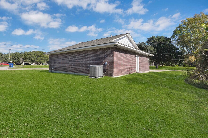 1522 Sam Houston St, Liberty, TX à vendre - Photo du bâtiment - Image 3 de 20