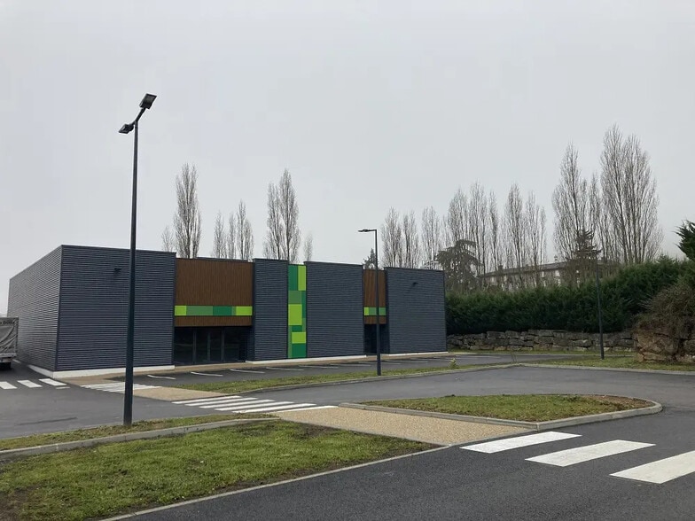 Retail in Anse for lease - Building Photo - Image 3 of 7