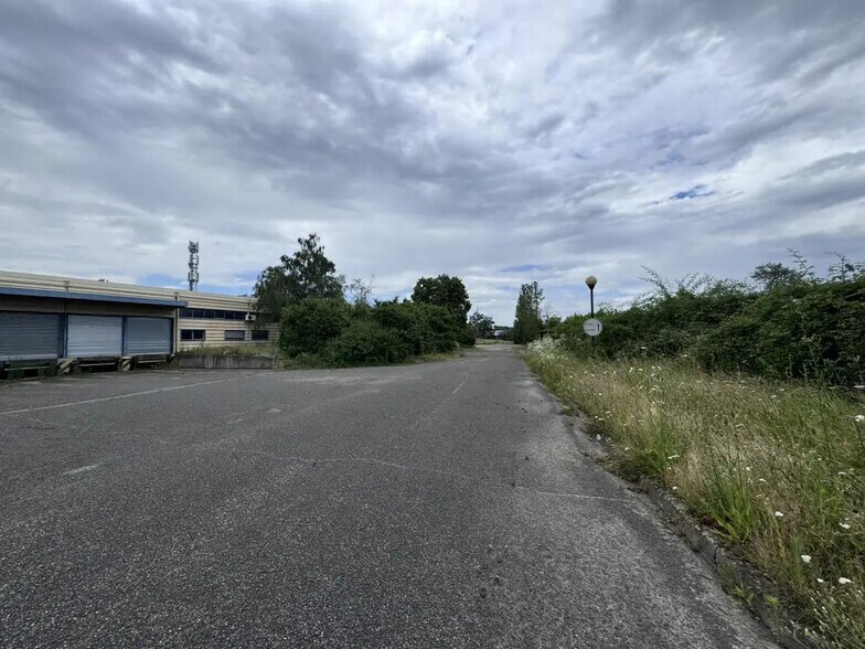 Bureau dans Lissieu à louer - Photo du bâtiment - Image 3 de 17