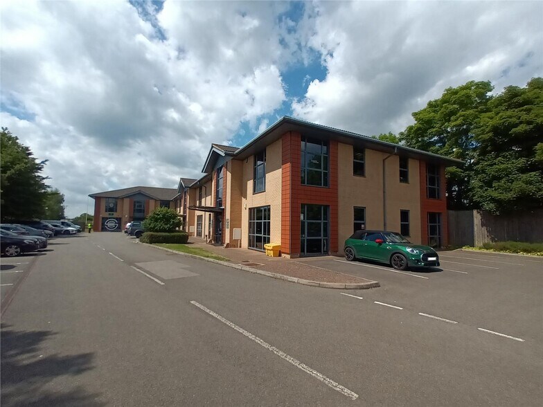 Falcon Dr, Milton Keynes à vendre - Photo du bâtiment - Image 2 de 4