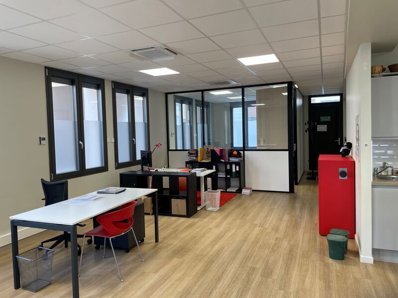 Office in Villeurbanne for lease Building Photo- Image 1 of 4