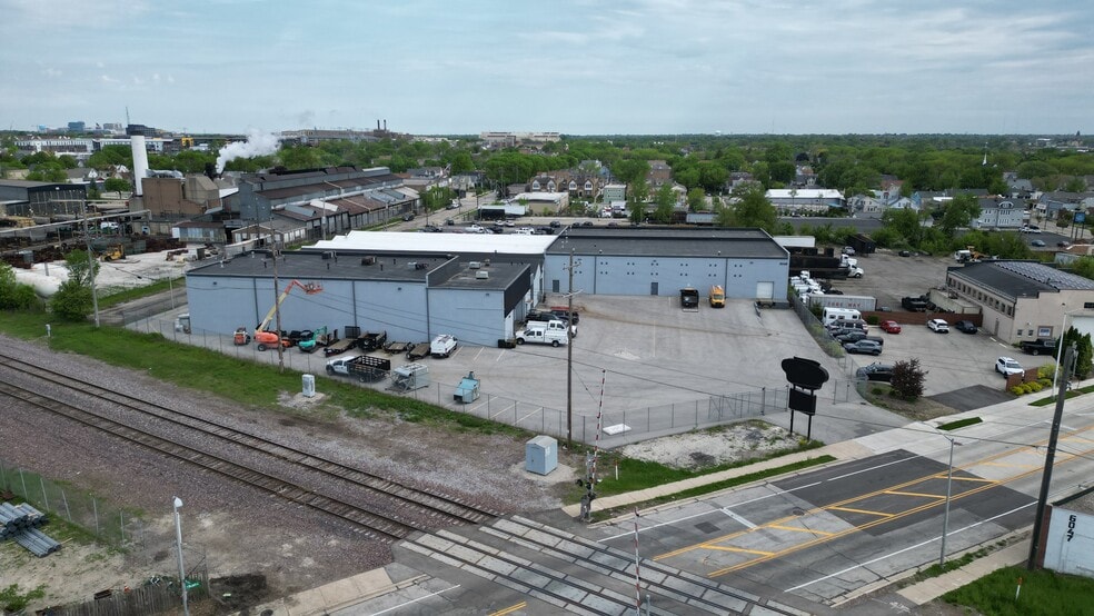6048 W Beloit Rd, Milwaukee, WI for lease - Building Photo - Image 2 of 8