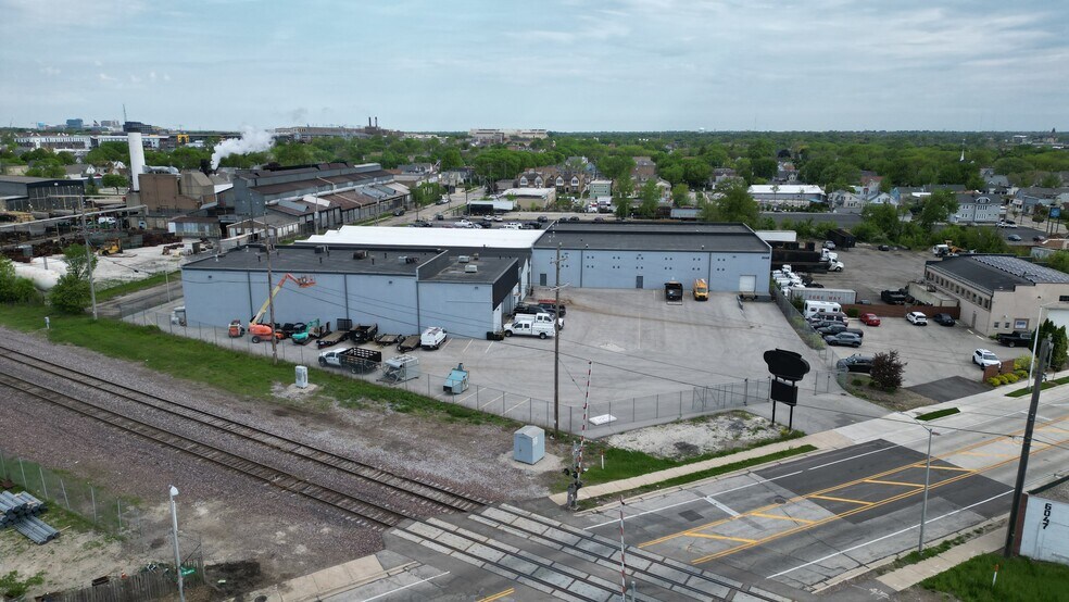 6048 W Beloit Rd, Milwaukee, WI à louer - Photo du bâtiment - Image 2 de 8